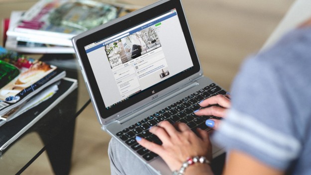 hands-woman-laptop-notebook-1